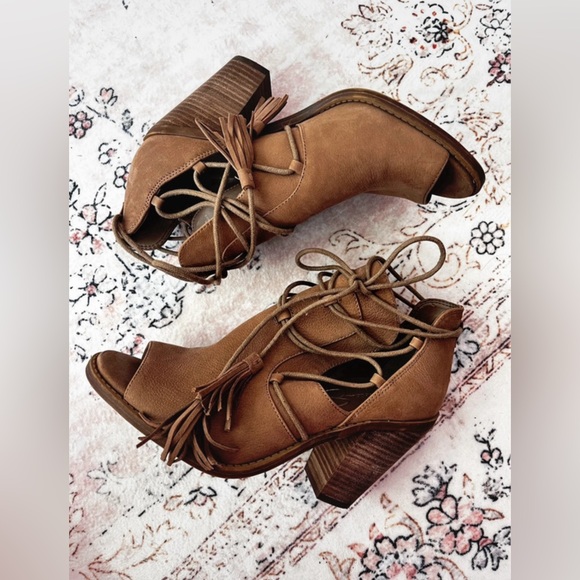Jessica Simpson Shoes - Jessica Simpson Fringe Lace-up Heels 🤎